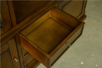 Книжный шкаф со стеклянными дверьми и открытой частью.