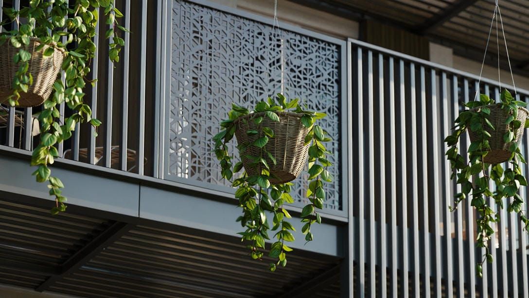 балкон с декоративными панелями