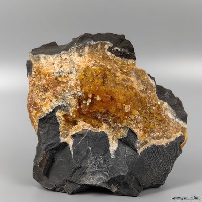 Септария двухсторонний фрагмент с медовым кальцитом. 180*160*100мм. 2,79кг.