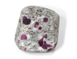 Корунд красный (рубин) в породе, галтовка, Индия (27*24*12 мм, 18 г) №27501