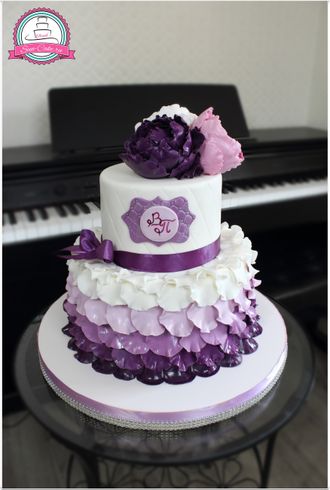 Свадебный торт с инициалами и фиолетовыми пионами