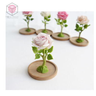 Миниатюрная роза под стеклянным колпаком . Ручная работа из полимерной глины.