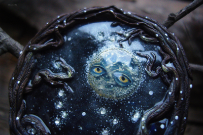 Новогодняя брошь "Таинство снежной Луны"