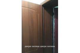 Монтаж деревянной двери с отделкой проема