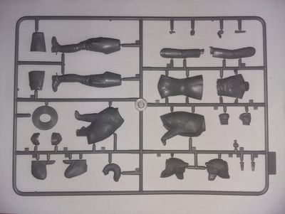 Сборная модель: (ICM 16008) Офицер Королевской канадской конной полиции с собакой