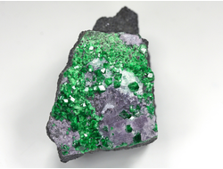 Уваровит кристаллы на породе, Урал (30*35*45 мм, 101 г) №25866