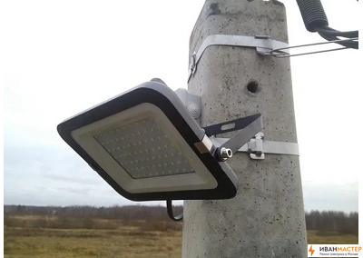 Установка прожектора на столбе на участке ИВАНМАСТЕР