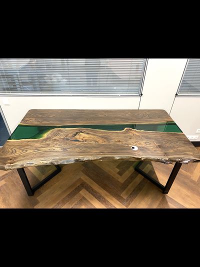 стол с рекой из эпоксидной смолы зелёного цвета