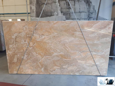 Мрамор Breccia Oniciata (Брекчия Оничиато) дает дизайнерам массу идей для создания плитки Prada