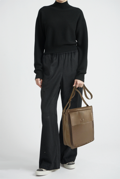 (АРТИКУЛ: 9826/2/51) СУМКА СРЕДНЕГО РАЗМЕРА, НАТУРАЛЬНАЯ КОЖА, ЦВЕТ МЕЖДУ ТЕМНО-БЕЖЕВЫМ И КОРИЧНЕВЫМ, РЕМЕНЬ ЧЕРЕЗ ПЛЕЧО