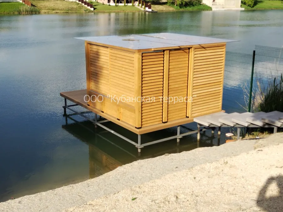 Деревянная пергола с раздвижными окнами, дверью, поворотными жалюзи и пирс из ДПК.