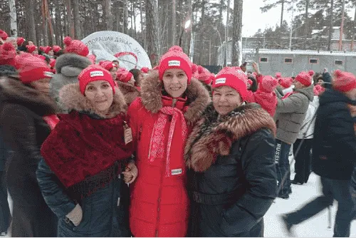 На официальном открытии праздника, как единая команда,  участники надели одинаковые красные шапочки. 