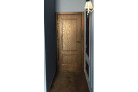 Установка межкомнатной двери в коридоре первого этажа