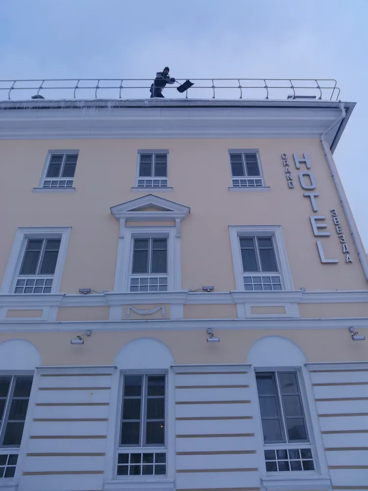 чистка крыши гостиницы Звезда