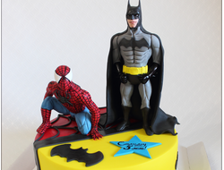 Торт с фигурками человека паука и бэтмена