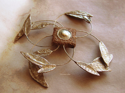 Фэнтези-брошь "Артефакты Атлантиды - Солнечный амулет" с золотым песком и лепестками