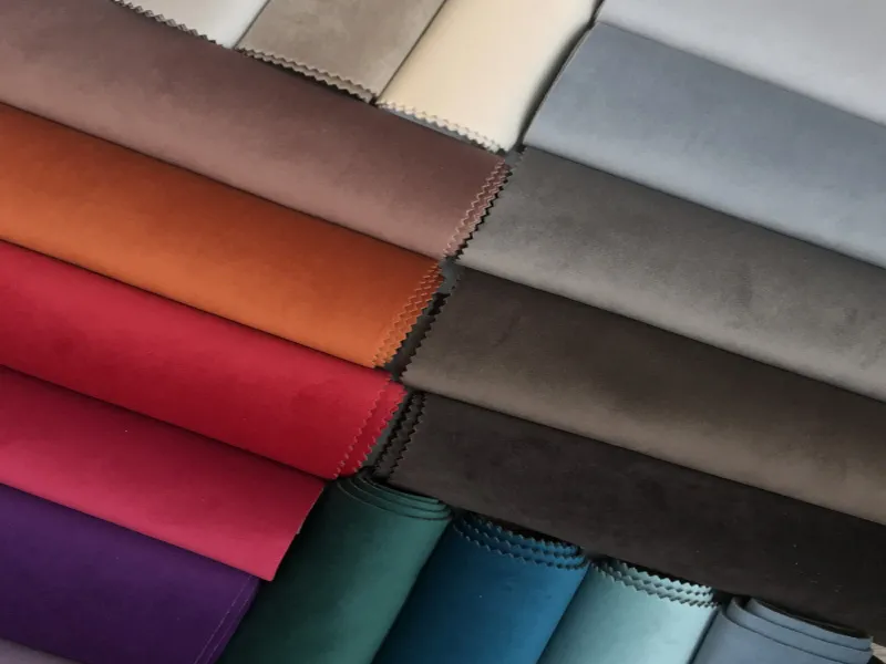 Колор-карта из 22 оттенков дает шикарный выбор тонов как в нюдовой гамме, так и в ее яркой части. Основа микровелюра бондируется флисом, что позволяет достичь невероятной мягкости в изделии.