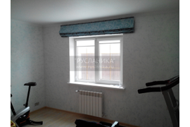 Римская штора в спортзале в сложенном положении.