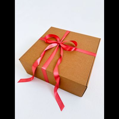 Большая подарочная коробка GILEV 37х37х14см с персиковой лентой и наполнителем крафт