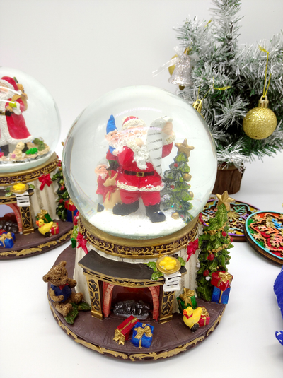 Большой Новогодний снежный шар музыкальный "У камина" 19*16*16см, (Два типа)