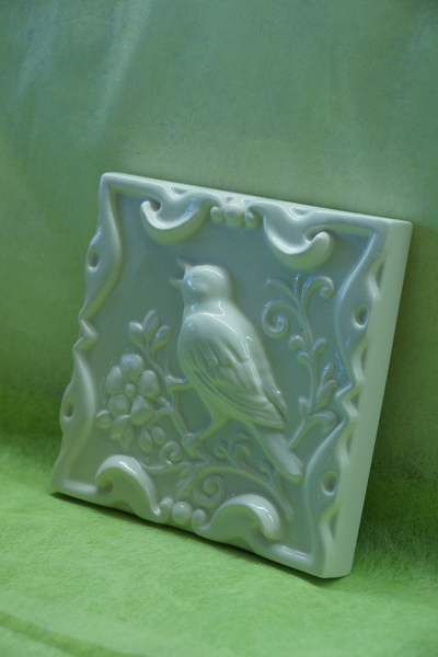 Соловей на ветке однотонный (керамическая плитка)