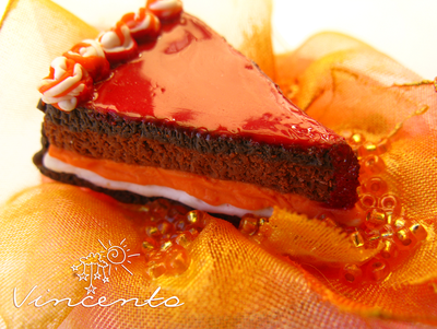 Вкусный тортик. Брошь в виде тортика с кремом из полимерной глины