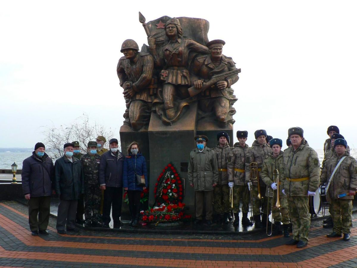 Мемориал феодосийскому десанту. Феодосия памятник Феодосийскому десанту. Керчь памятники Керченско-Феодосийскому десанту. Памятник Керченско-Феодосийскому десанту. Феодосийскому десанту 1941.