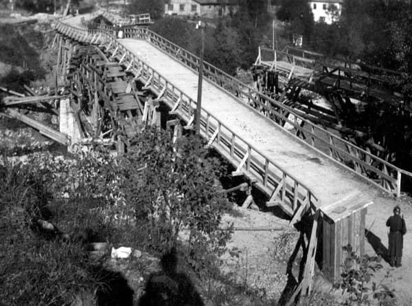 Руїни моста в Яремче 1942р.