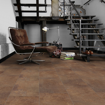 Виниловый пол Wineo Fortune Stone Rusty MLD00143 в интерьере гостиной