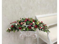 Горизонтальная композиция в красном цвете из миниатюрных искусственных цветов № УНС029/Купить в Мск