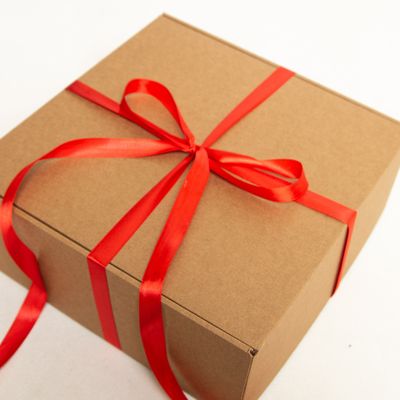 Подарочная коробка GILEV 32х32х12см с наполнителем и красной лентой