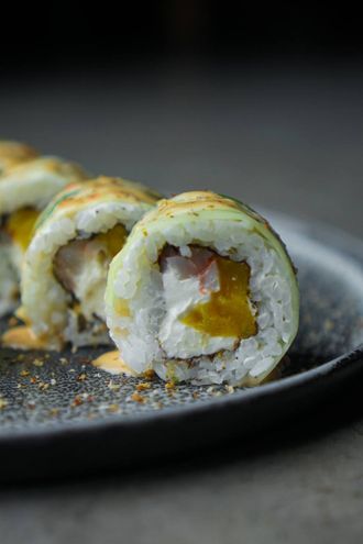 Ролл с креветками и манго / Roll with shrimp and mango