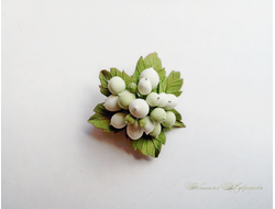 Брошь "Снежная ягода".