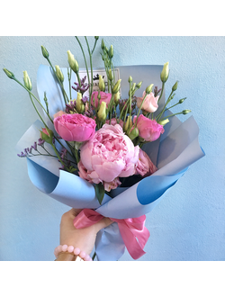 Букет с пионом и эустомой