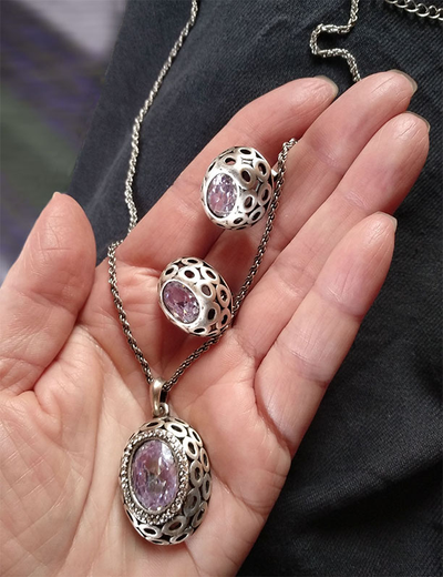 (АРТИКУЛ: 9678/53) КОМПЛЕКТ ЖЕНСКИЙ (КУЛОН НА ЦЕПОЧКЕ + СЕРЬГИ ), МЕТАЛЛ ЦВЕТ "СЕРЕБРО", БЛЕДНО-СИРЕНЕВЫЕ КРИСТАЛЛЫ, МЕЛКИЕ СТРАЗЫ