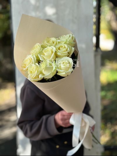 9 белых роз в крафте