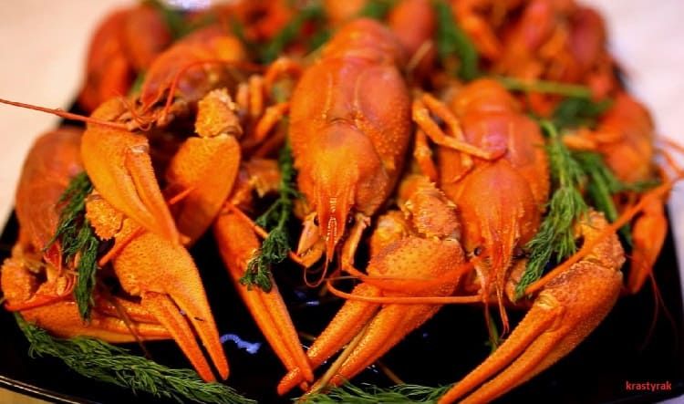 Вареные раки с зеленью