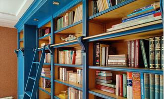 Библиотека модульная с лестницей и регулируемыми полками.