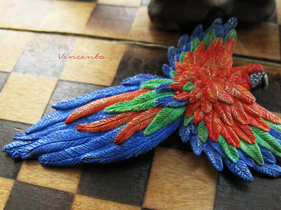 Ара, настоящий попугай. Брошь с попугаем. Миниатюра из полимерной глины