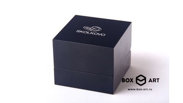 5058 Индивидуальное изготовление футляров и шкатулок для ювелирных изделий. Футляр для кольца, чёрная эмаль, тиснение фольгой.