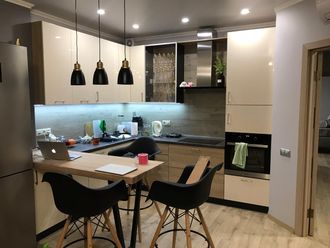 Кухонный гарнитур с фасадами из МДФ крашеными эмалью, барная стойка со столешницей из ясеня, столешница кухни пластик