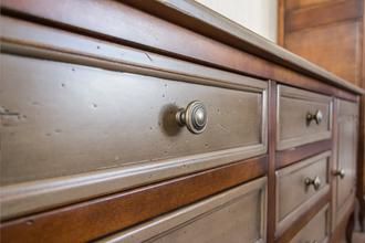 Тумба под ТВ с 6 ящиками и 2 боковыми дверьми.