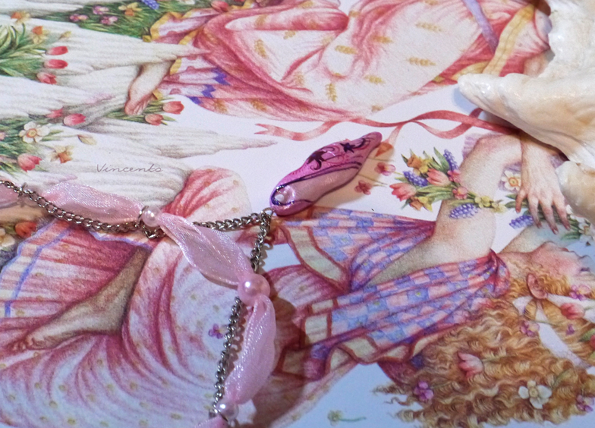 Нежно-розовое колье для девочки-принцессы в стиле шебби-шик с подвеской-каплей из холодного фарфора