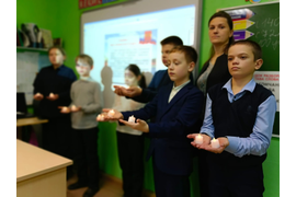 «Неизвестным солдатам посвящается»