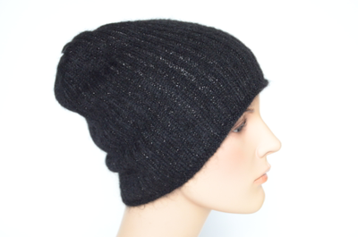 Женская вязаная шапка черного цвета со стразами