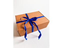 Большая подарочная коробка GILEV 44x32x15см с синей лентой и наполнителем крафт