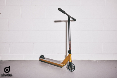 Трюковой самокат District Titan - Ano Gold / Black
