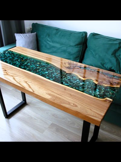 стол река из эпоксидной смолы с речным дном для студии