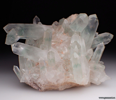 Горный хрусталь (разн. кварца) с фантомами, фуксит. 99*81*51мм