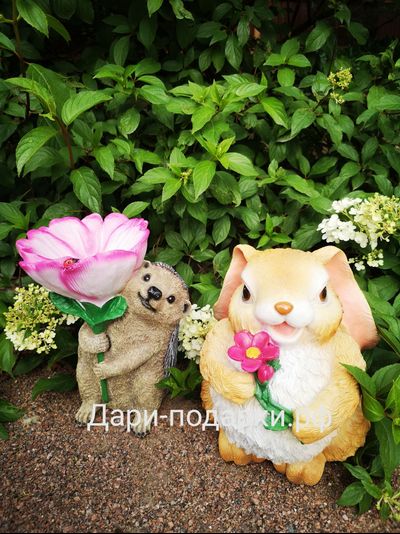 Зайка с цветком 24*15см    0,9кг   полистоун Россия 1097-012146